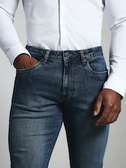 Vaqueros elásticos de corte muscle fit de Tailored Athlete - Imagen 3 de 6