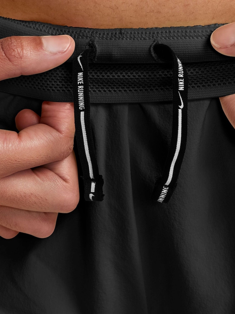 Negru - Pantaloni scurți de alergare cu talie medie Nike Dri-FIT Aero Swift ADV 3 - Image 4 of 10