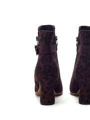 Braun - Moda in Pelle Parthenia Buckle Trim Block Heel Boots - Bild 5 von 5
