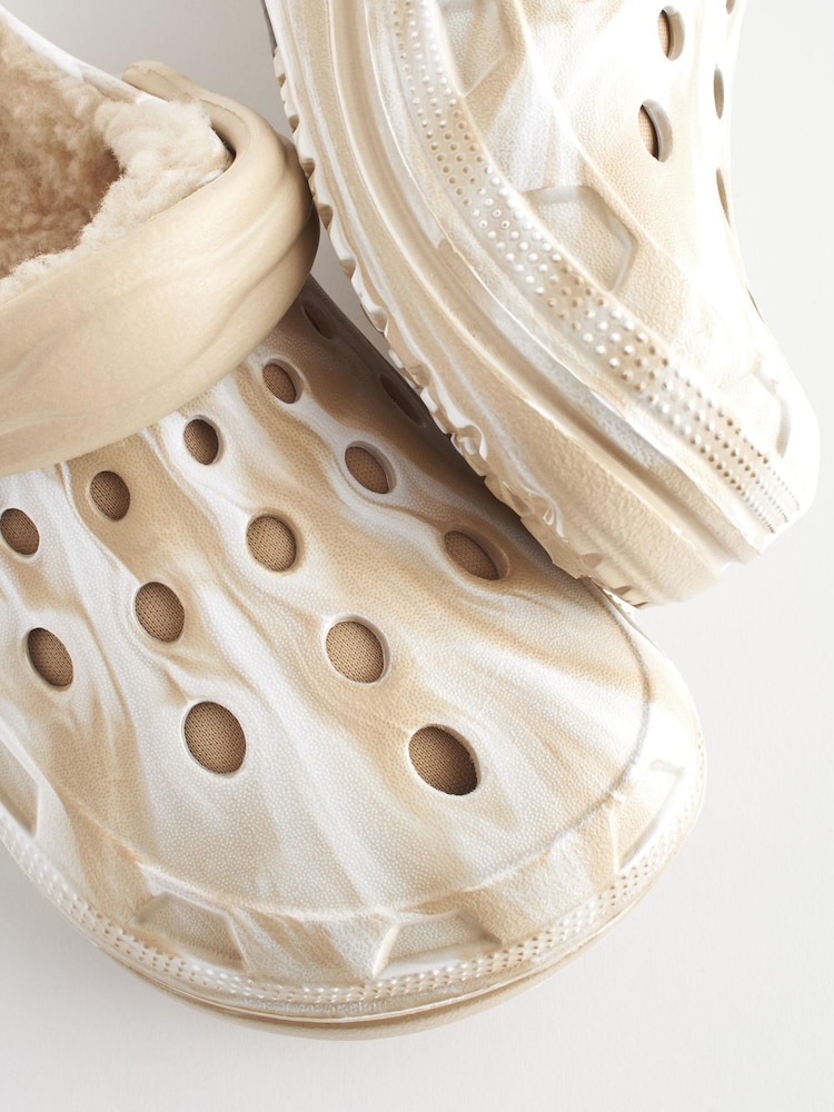 Neutral marmoriert - Clogs-Slipper mit Futter aus Fellimitat - Bild 5 von 5 Neutral marmoriert - Clogs-Slipper mit Futter aus Fellimitat - Bild 5 von 5