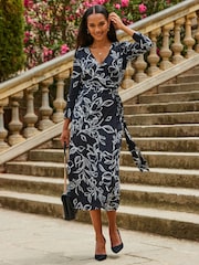 Vestido a media pierna cruzado con diseño floral de Sosandar - Imagen 1 de 5