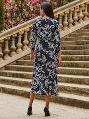 Vestido a media pierna cruzado con diseño floral de Sosandar - Imagen 2 de 5