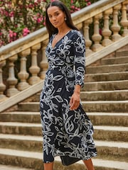Vestido a media pierna cruzado con diseño floral de Sosandar - Imagen 3 de 5