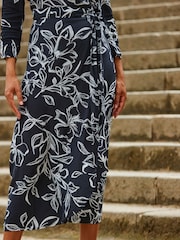 Vestido a media pierna cruzado con diseño floral de Sosandar - Imagen 5 de 5