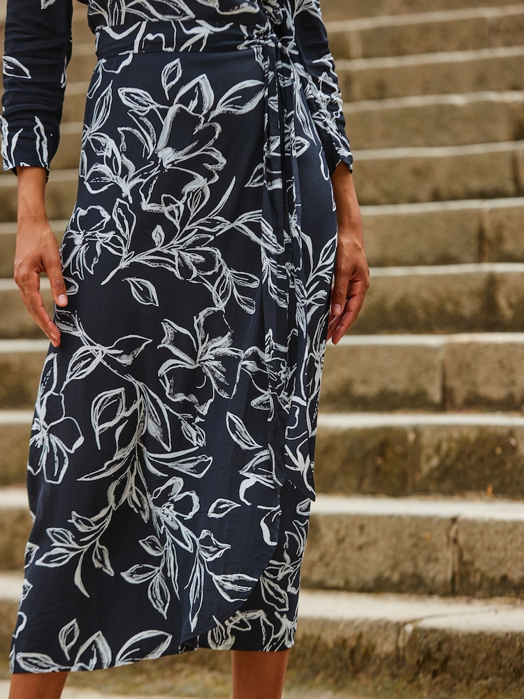 Vestido a media pierna cruzado con diseño floral de Sosandar - Imagen 5 de 5