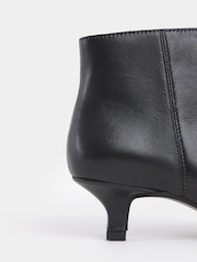 Itim - JD Williams Pointed Kitten Heel Ankle Boots - Larawan 4 ng 4