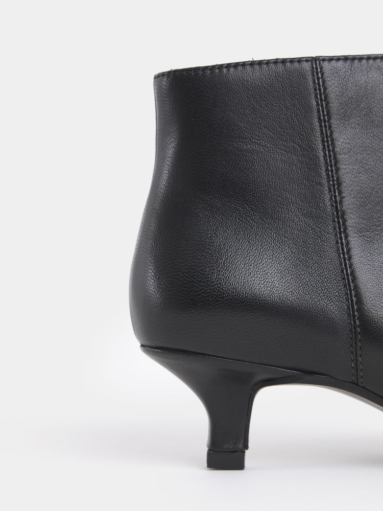 Itim - JD Williams Pointed Kitten Heel Ankle Boots - Larawan 4 ng 4 Itim - JD Williams Pointed Kitten Heel Ankle Boots - Larawan 4 ng 4