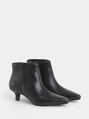 Schwarz - JD Williams Stiefeletten mit spitz zulaufendem Kitten-Absatz - Bild 3 von 4