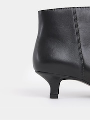 Schwarz - JD Williams Stiefeletten mit spitz zulaufendem Kitten-Absatz - Bild 4 von 4