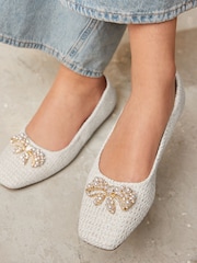 Weiß - Ballerinas mit Fußbett mit Forever-Comfort®-Polsterung, eckiger Zehenpartie und Schleife - Bild 2 von 7
