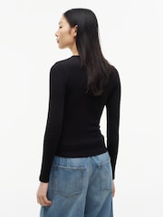Czarny - Dopasowana koszulka Tommy Jeans z prążkowaniem i długim rękawem - Obraz 2 z 5