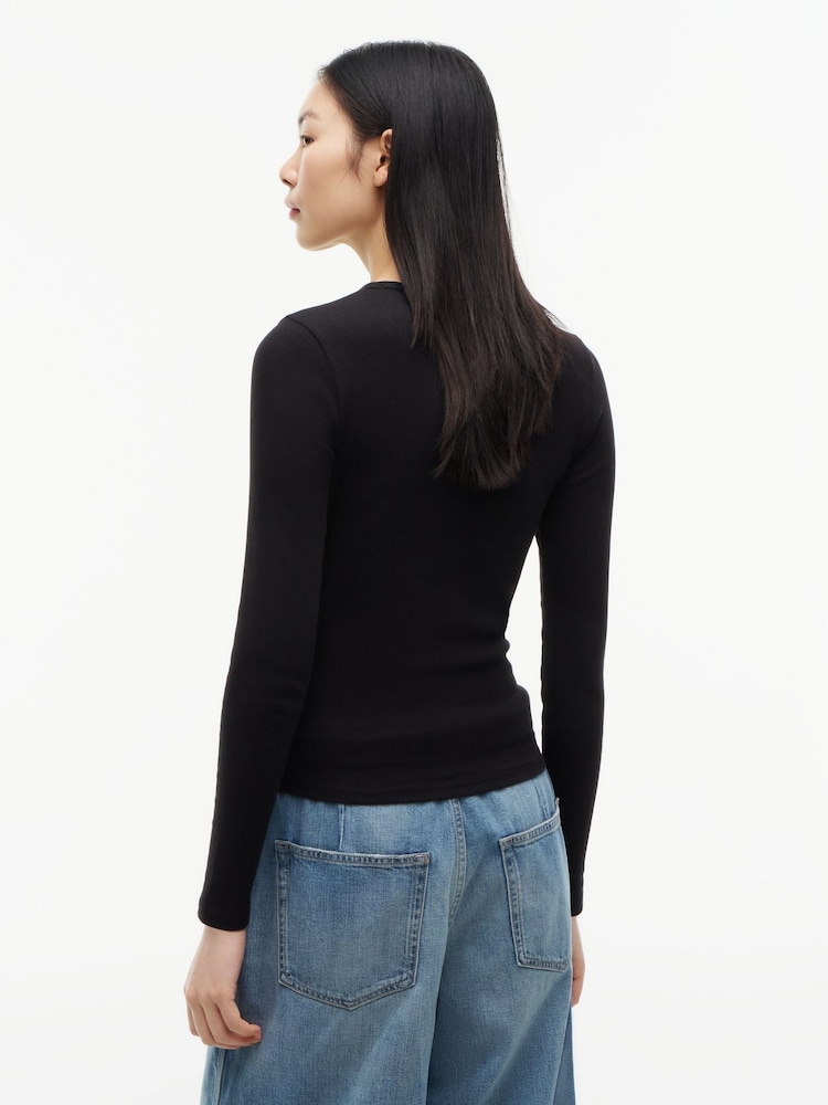 Czarny - Dopasowana koszulka Tommy Jeans z prążkowaniem i długim rękawem - Obraz 2 z 5 Czarny - Dopasowana koszulka Tommy Jeans z prążkowaniem i długim rękawem - Obraz 2 z 5