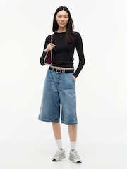Czarny - Dopasowana koszulka Tommy Jeans z prążkowaniem i długim rękawem - Obraz 3 z 5