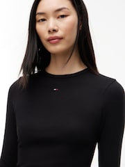 Czarny - Dopasowana koszulka Tommy Jeans z prążkowaniem i długim rękawem - Obraz 4 z 5