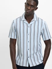 Camisa de manga corta con botones, cuello abierto, diseño texturizado y a rayas en mezcla de algodón de French Connection - Imagen 1 de 5