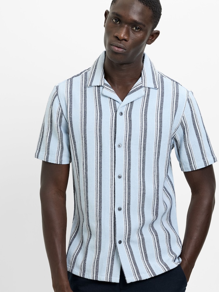 Camisa de manga corta con botones, cuello abierto, diseño texturizado y a rayas en mezcla de algodón de French Connection - Imagen 1 de 5 Camisa de manga corta con botones, cuello abierto, diseño texturizado y a rayas en mezcla de algodón de French Connection - Imagen 1 de 5
