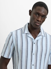 Camisa de manga corta con botones, cuello abierto, diseño texturizado y a rayas en mezcla de algodón de French Connection - Imagen 2 de 5