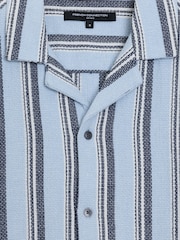 Camisa de manga corta con botones, cuello abierto, diseño texturizado y a rayas en mezcla de algodón de French Connection - Imagen 5 de 5
