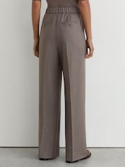 Pantalones Elowen de pernera ancha con cintura elástica y cordón ajustable de Reiss - Imagen 4 de 7