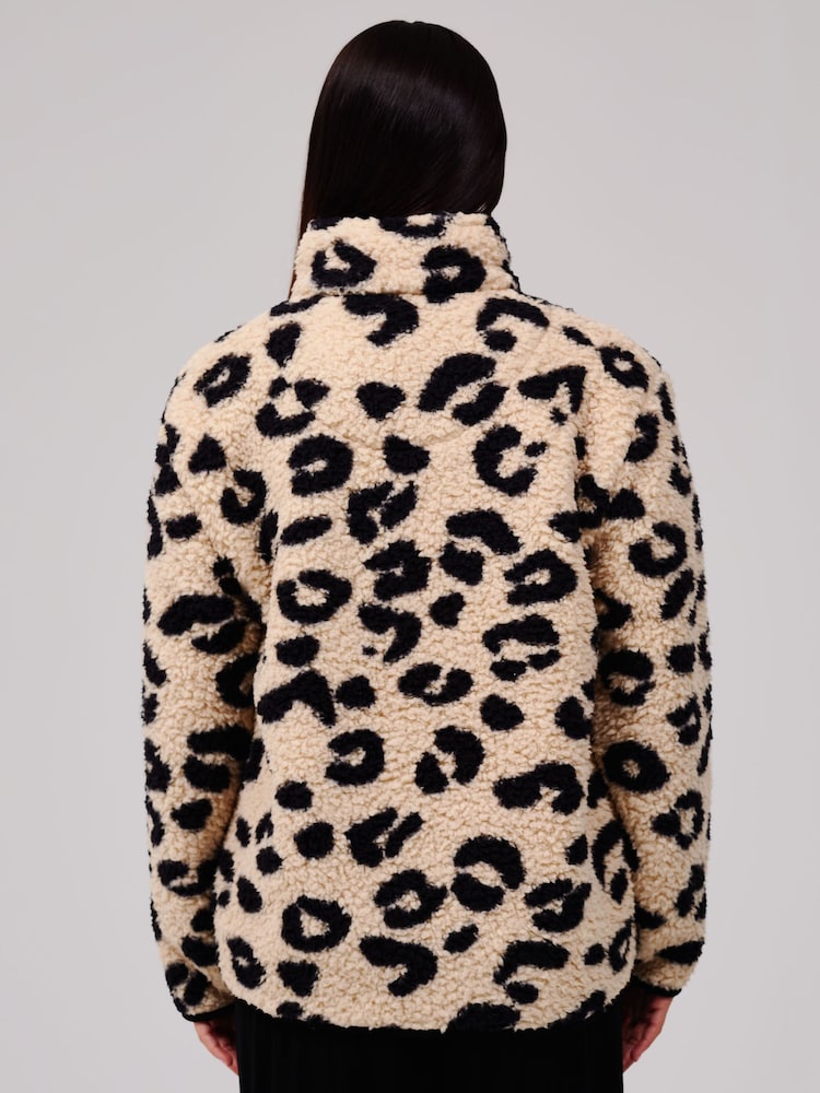 Loungeable Leopard Print Cosy Borg Fleece Quarter Zip Lounge Jumper - صورة 2 من 5 Loungeable Leopard Print Cosy Borg Fleece Quarter Zip Lounge Jumper - صورة 2 من 5