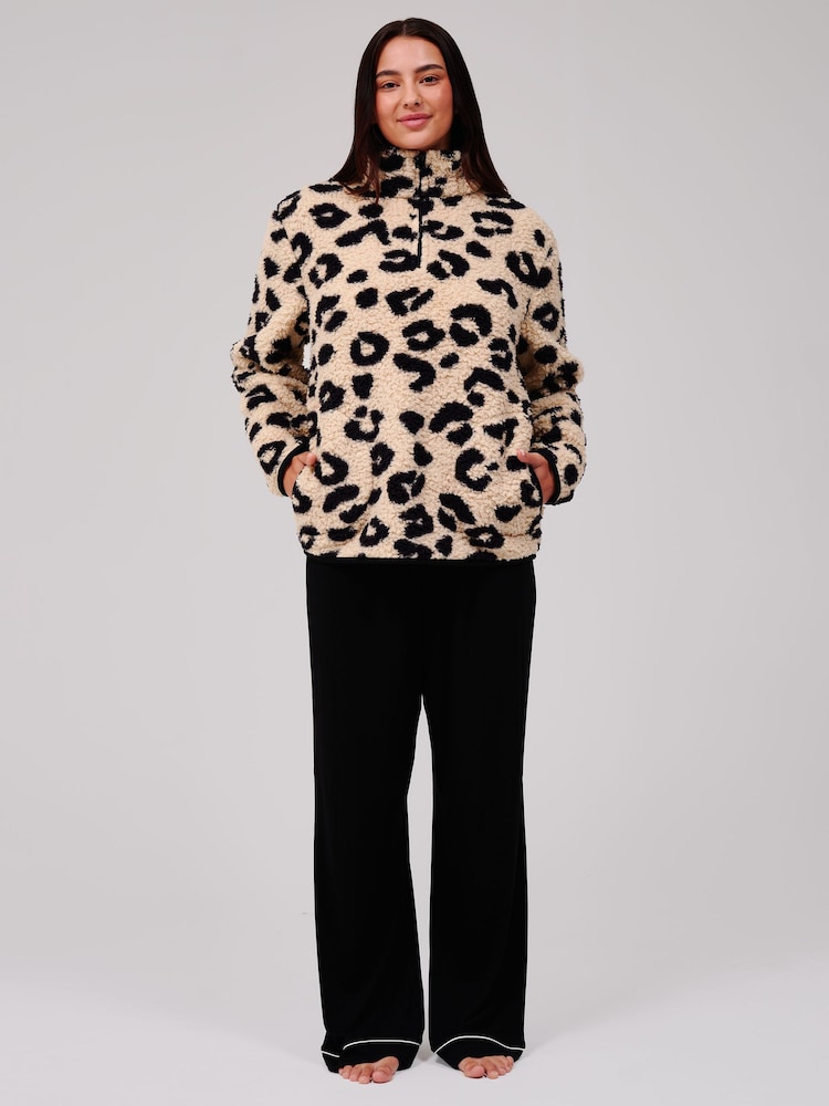Loungeable Leopard Print Cosy Borg Fleece Quarter Zip Lounge Jumper - صورة 5 من 5 Loungeable Leopard Print Cosy Borg Fleece Quarter Zip Lounge Jumper - صورة 5 من 5