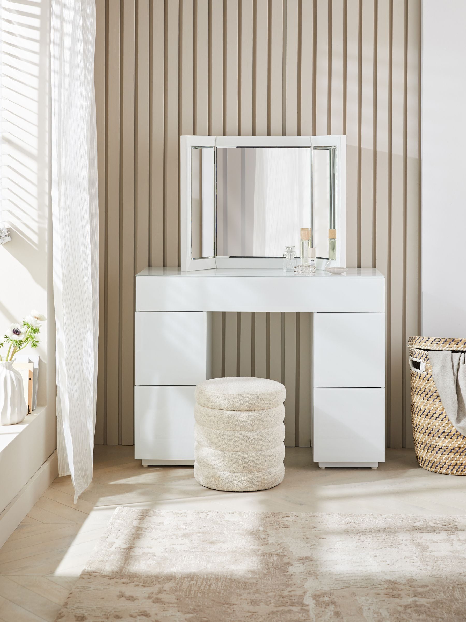 Mirrored dressing table next hot sale