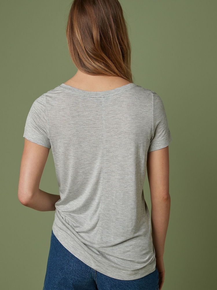 Marga gris - Camiseta holgada con cuello en pico - Imagen 2 de 5 Marga gris - Camiseta holgada con cuello en pico - Imagen 2 de 5