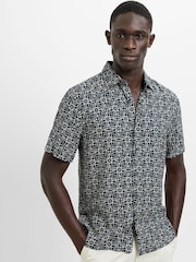 Camisa de manga corta con botones y estampado floral de French Connection - Imagen 1 de 6