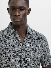 Camisa de manga corta con botones y estampado floral de French Connection - Imagen 2 de 6