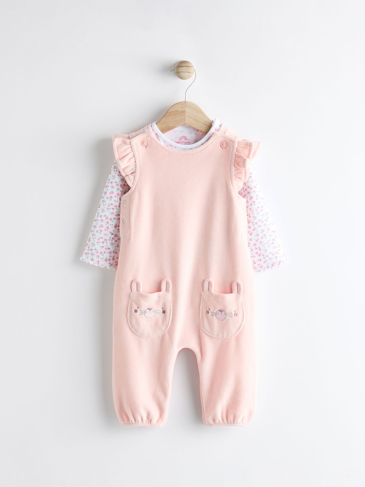 Pink - Baby-Set aus Latzhose und langärmligem Body (0M.–2J.) - Bild 1 von 8 Pink - Baby-Set aus Latzhose und langärmligem Body (0M.–2J.) - Bild 1 von 8
