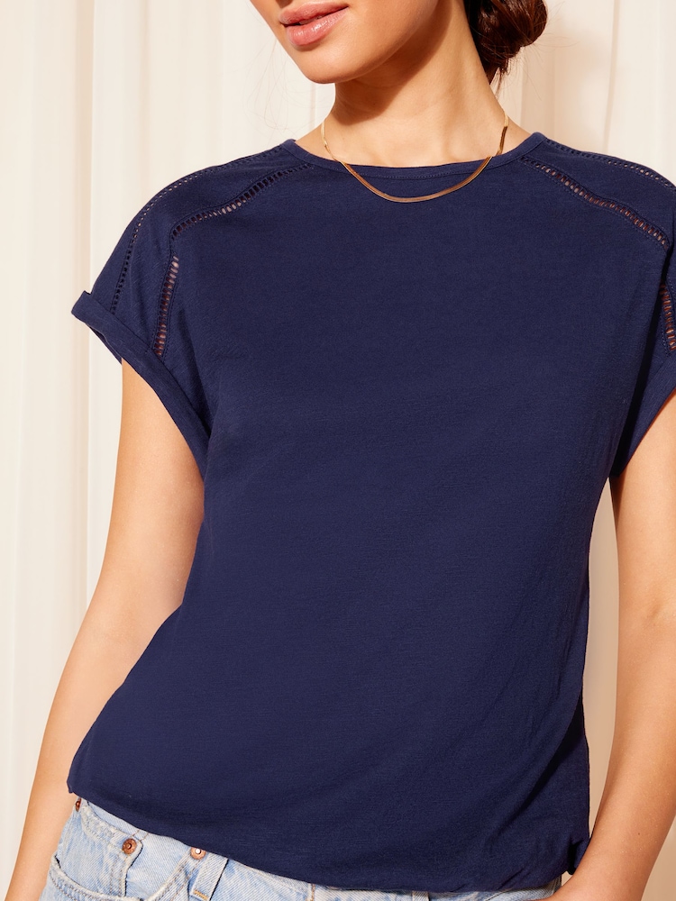 Marineblau/blau - Friends Like These Kurzarm-T-Shirt mit Leiterbesatz und Blasen-Saum - Bild 1 von 4