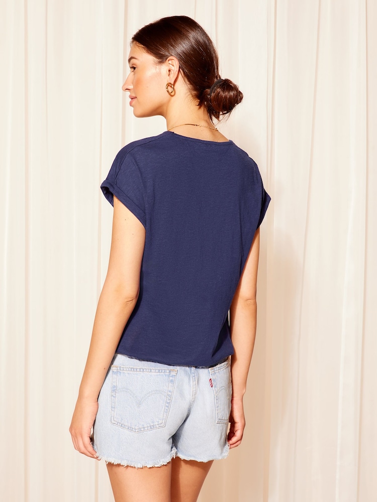 Marineblau/blau - Friends Like These Kurzarm-T-Shirt mit Leiterbesatz und Blasen-Saum - Bild 4 von 4