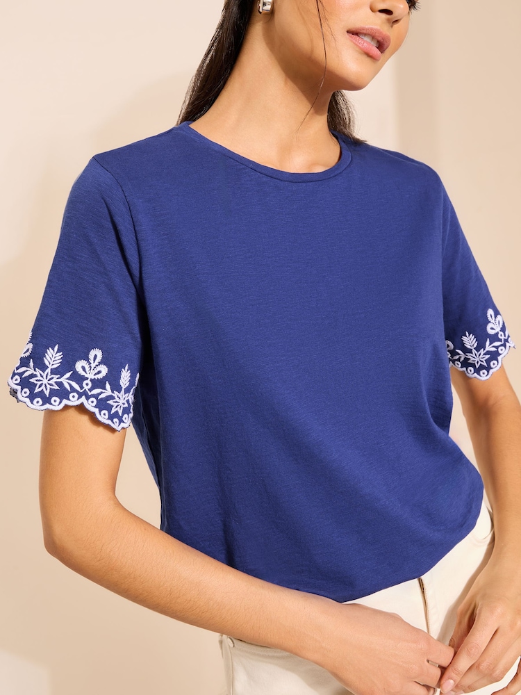 Marineblau/blau - Friends Like These T-Shirt mit Kontrast-Lochstickerei - Bild 1 von 4