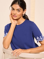 Marineblau/blau - Friends Like These T-Shirt mit Kontrast-Lochstickerei - Bild 2 von 4