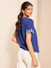 Marineblau/blau - Friends Like These T-Shirt mit Kontrast-Lochstickerei - Bild 4 von 4