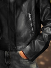 Schwarz - Bikerjacke aus Kunstleder mit kragenloser Vorderseite - Bild 7 von 11