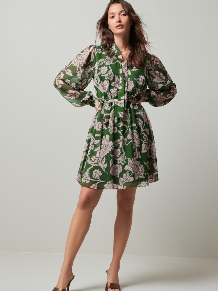 Grün/Pink geblümt - Langärmeliges Minikleid mit Gürtel und Bindeband am Ausschnitt - Bild 2 von 6 Grün/Pink geblümt - Langärmeliges Minikleid mit Gürtel und Bindeband am Ausschnitt - Bild 2 von 6