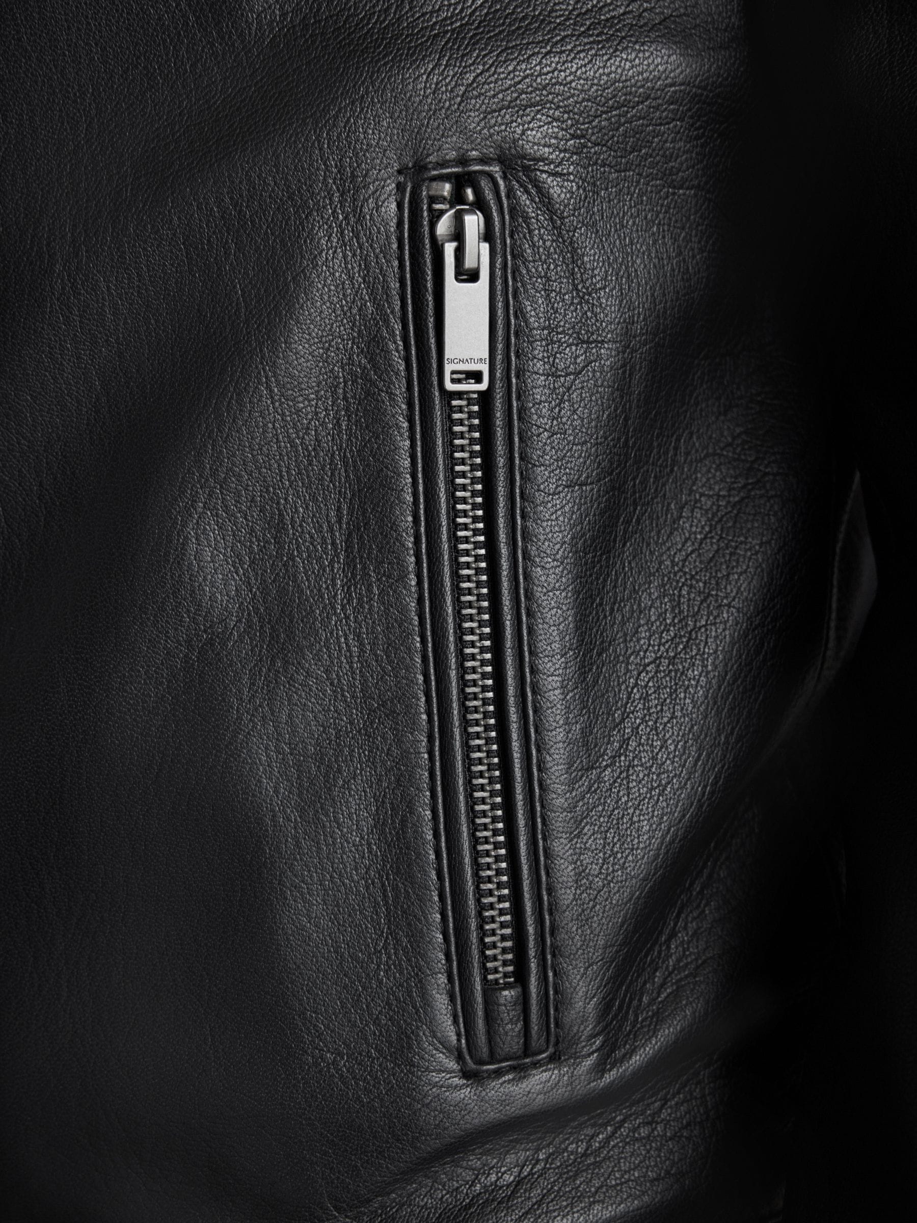 Next：日本 ブラック - Signature Leather Bomber Jacket from