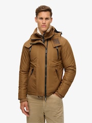 חום טבק - Superdry ז'קט רוח עם קפוצ'ון, דגם Mountain - תמונה 1 מתוך 5