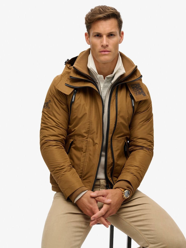חום טבק - Superdry ז'קט רוח עם קפוצ'ון, דגם Mountain - תמונה 2 מתוך 5