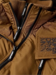 חום טבק - Superdry ז'קט רוח עם קפוצ'ון, דגם Mountain - תמונה 5 מתוך 5