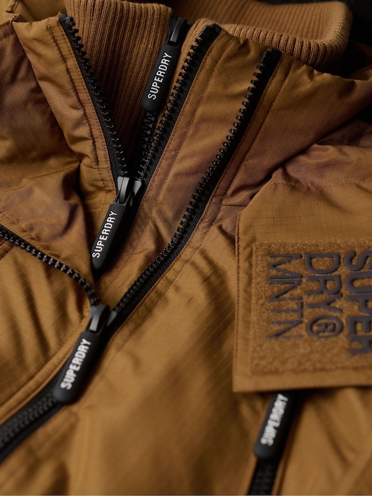 חום טבק - Superdry ז'קט רוח עם קפוצ'ון, דגם Mountain - תמונה 5 מתוך 5
