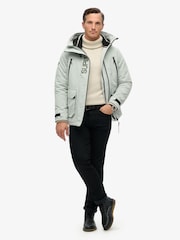 Puritanisches Grau - Superdry Ultimate winddichte Jacke mit Kapuze und Verzierung - Bild 4 von 7