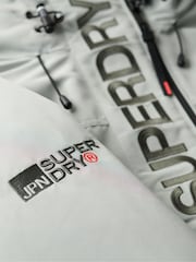 Puritanisches Grau - Superdry Ultimate winddichte Jacke mit Kapuze und Verzierung - Bild 7 von 7