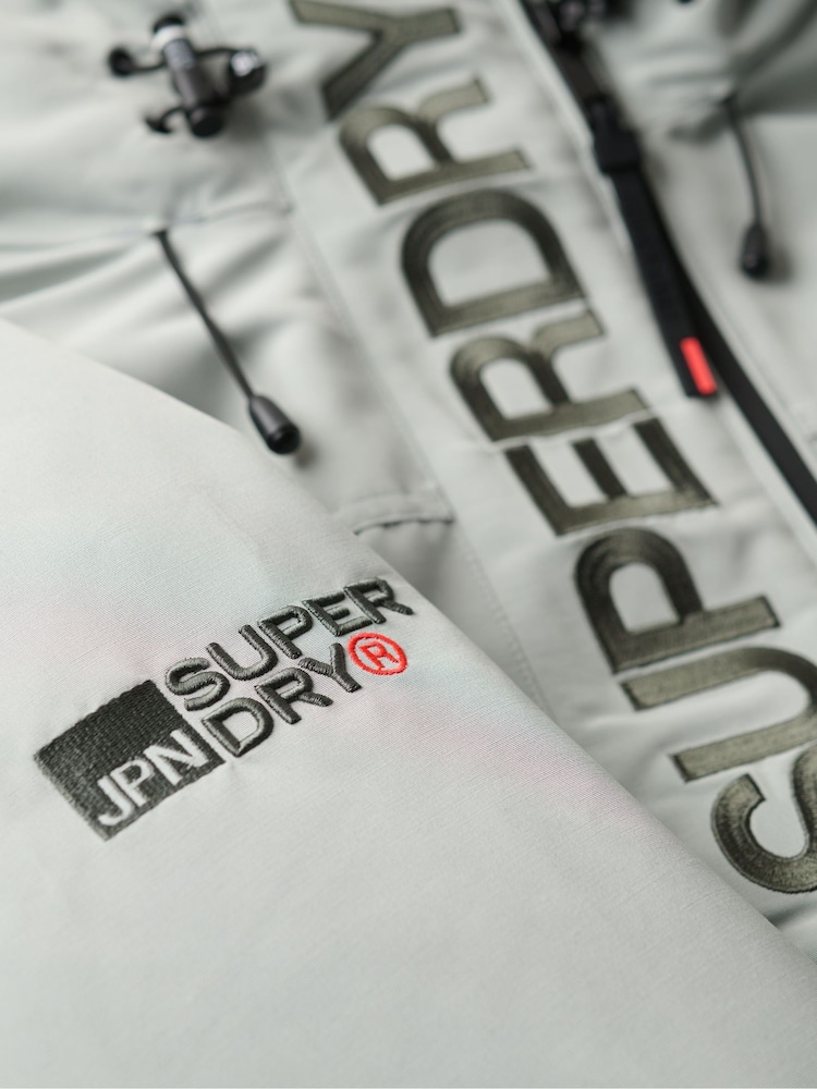 Puritanisches Grau - Superdry Ultimate winddichte Jacke mit Kapuze und Verzierung - Bild 7 von 7