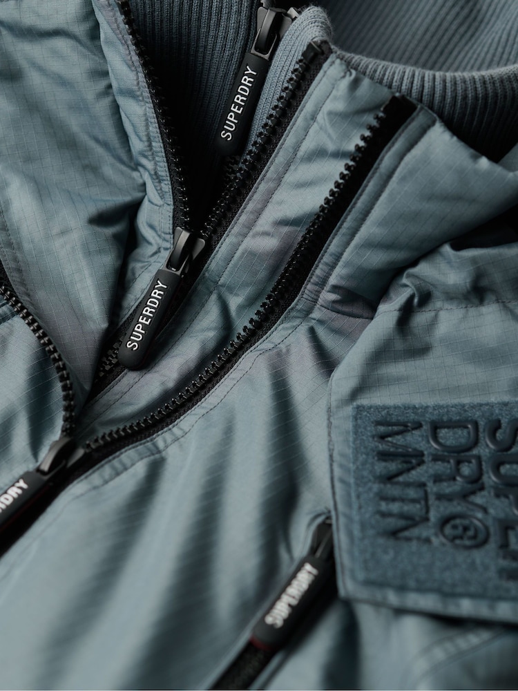 צבע כחול Stormy - Superdry ז'קט רוח עם קפוצ'ון, דגם Mountain - תמונה 6 מתוך 6 צבע כחול Stormy - Superdry ז'קט רוח עם קפוצ'ון, דגם Mountain - תמונה 6 מתוך 6