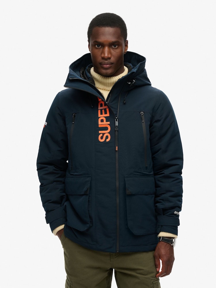 Eclipse-Marineblau - Superdry Ultimate winddichte Jacke mit Kapuze und Verzierung - Bild 1 von 7 Eclipse-Marineblau - Superdry Ultimate winddichte Jacke mit Kapuze und Verzierung - Bild 1 von 7