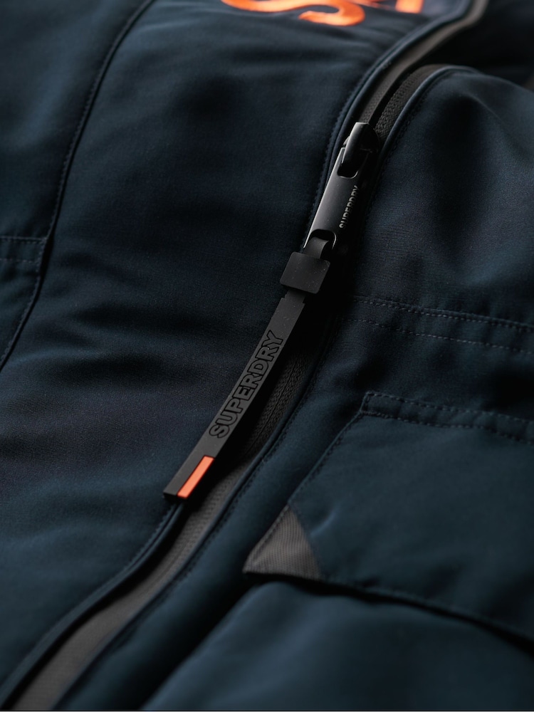 Eclipse-Marineblau - Superdry Ultimate winddichte Jacke mit Kapuze und Verzierung - Bild 7 von 7 Eclipse-Marineblau - Superdry Ultimate winddichte Jacke mit Kapuze und Verzierung - Bild 7 von 7
