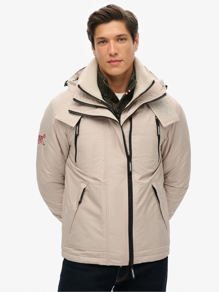 טירה אפורה  - Superdry ז'קט רוח עם קפוצ'ון, דגם Mountain - תמונה 1 מתוך 6