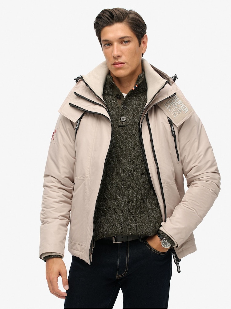 טירה אפורה  - Superdry ז'קט רוח עם קפוצ'ון, דגם Mountain - תמונה 2 מתוך 6